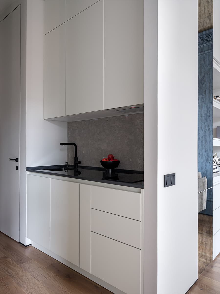 cuisine design blanche dans couloir deux-pièces de 41m2 décoration contemporaine