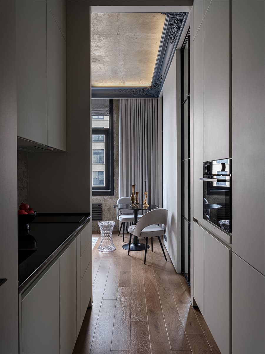 cuisine design blanche dans couloir deux-pièces de 41m2 décoration contemporaine