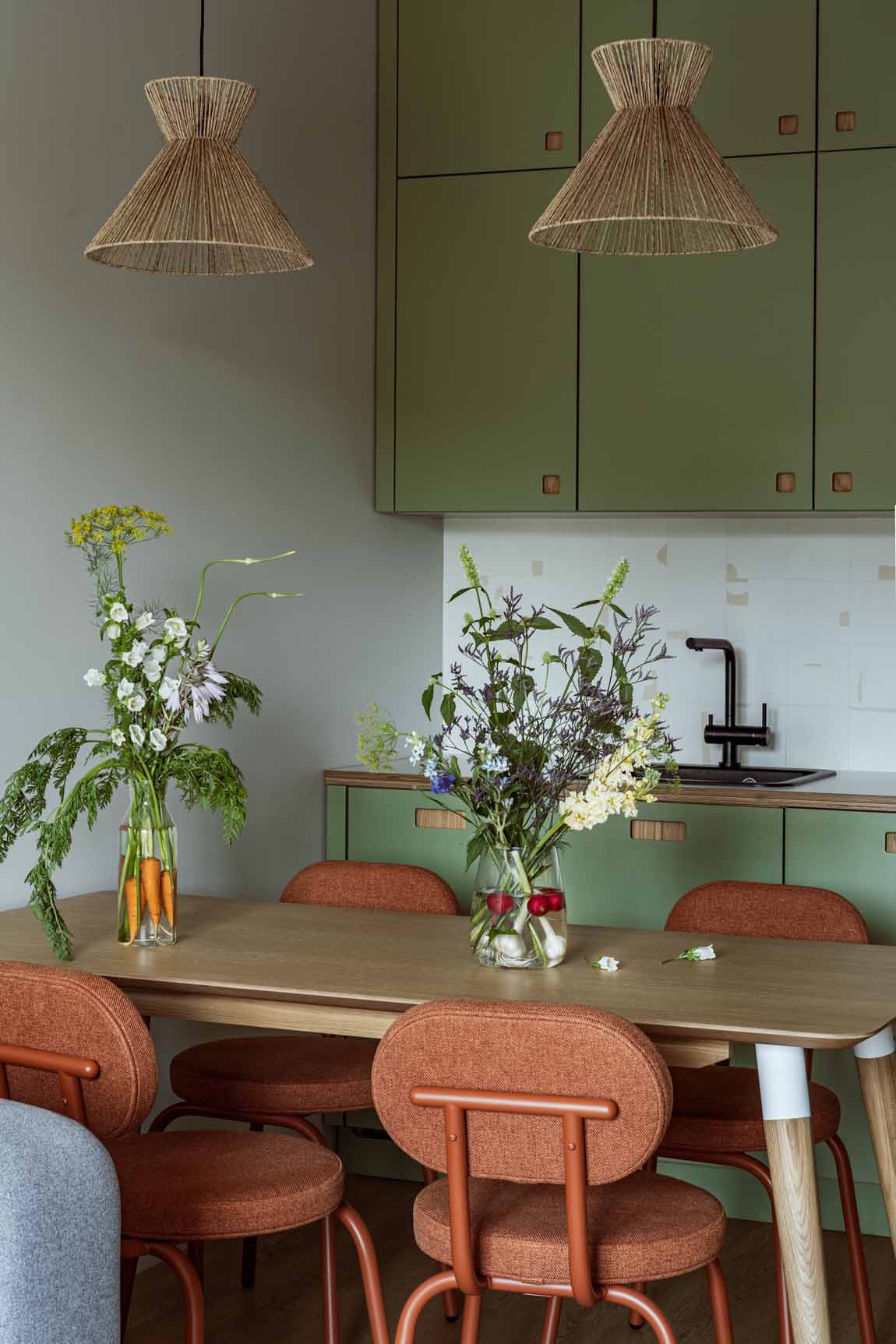 cuisine ouverte verte appartement 62m2 décoration colorée