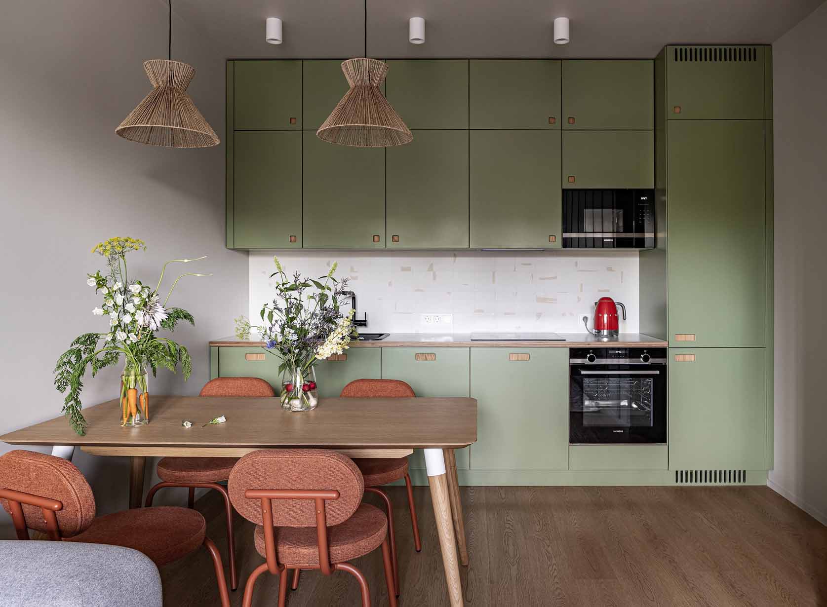 salon et cuisine ouverte verte appartement 62m2 décoration colorée