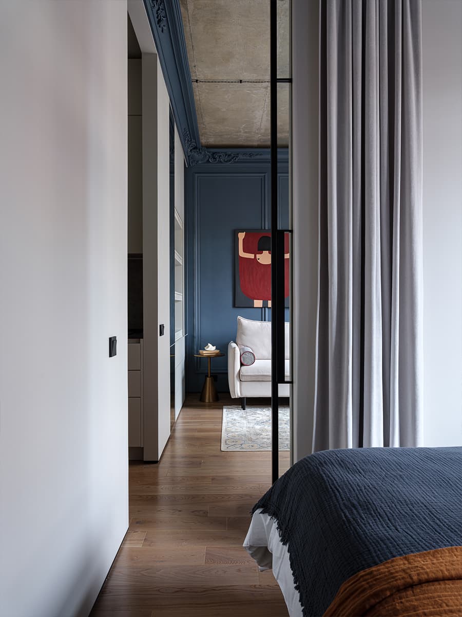 chambre avec porte verrière et salon murs bleus plafond béton deux-pièces de 41m2 décoration contemporaine