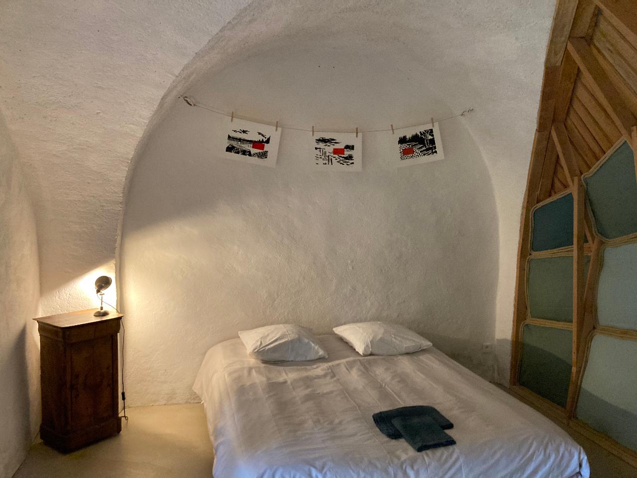 chambre avec voûtes décoration minimaliste ancienne ferme rénovée Vercors Les Écailles