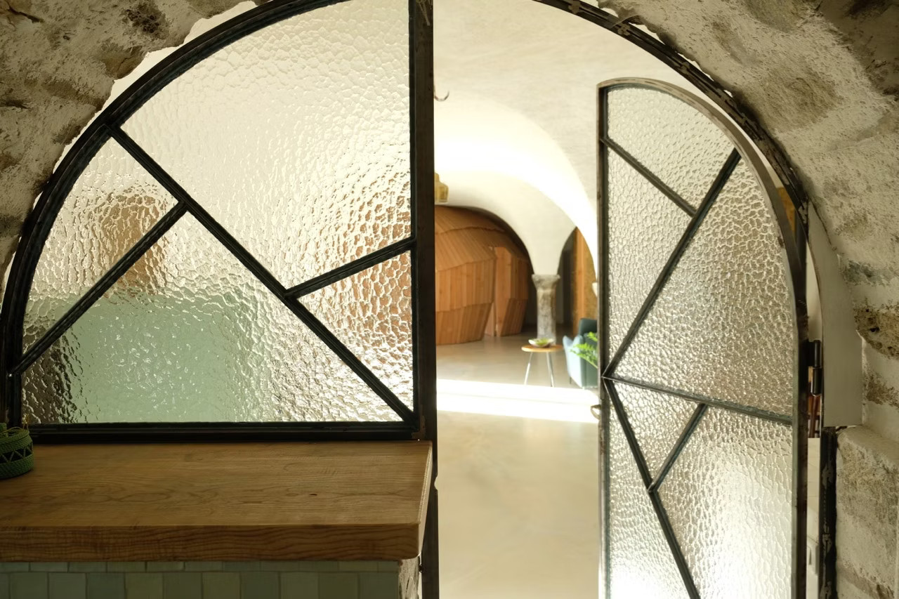 salle de bain avec fenêtre demi lune et porte vitrée ancienne ferme rénovée Vercors Les Écailles