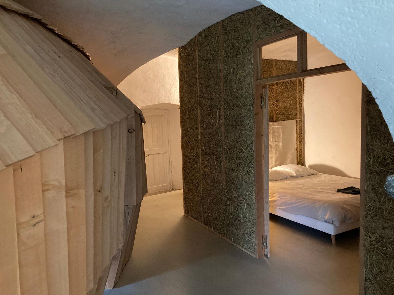 salon avec voûtes et chambre décoration contemporaine ancienne ferme rénovée Vercors Les Écailles