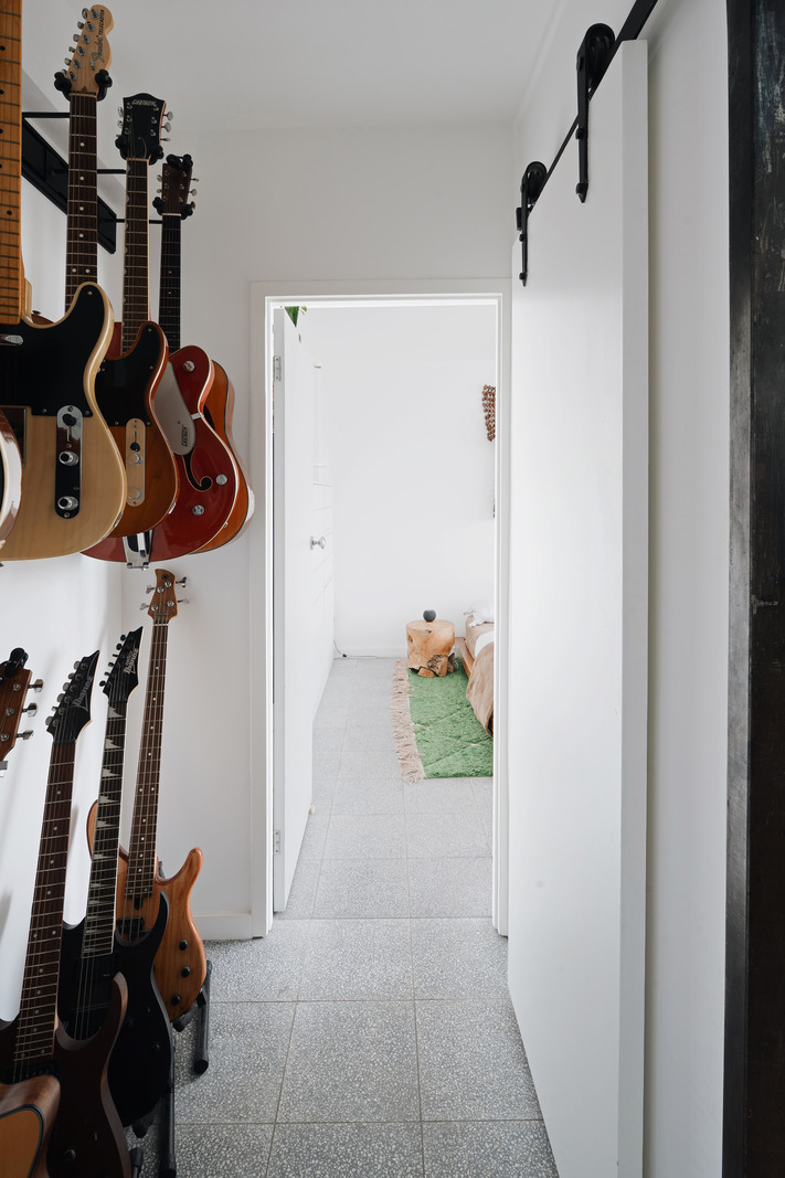 couloir avec guitares