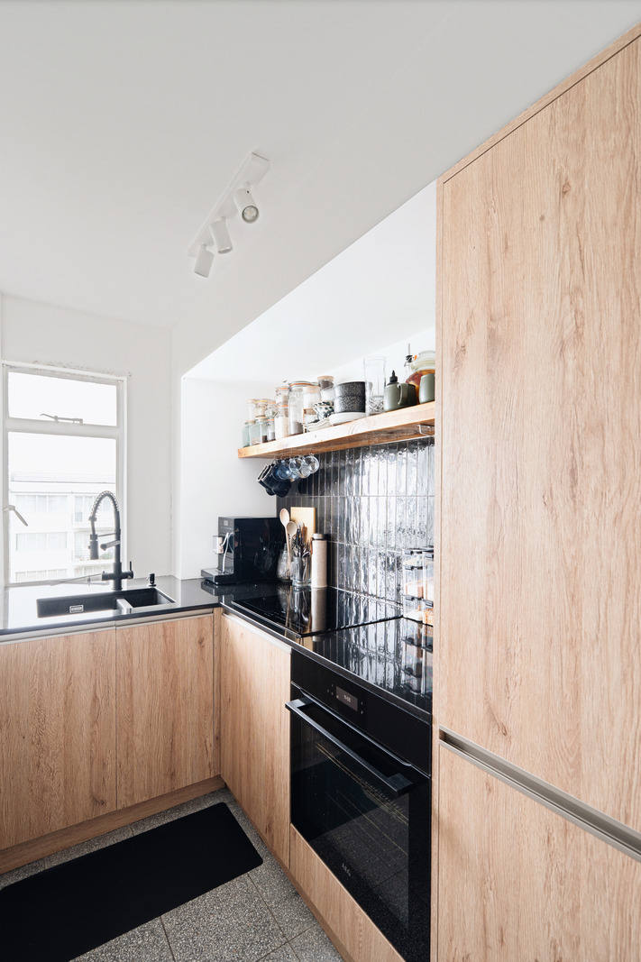 cuisine bois et noir appartement moderniste de 58m2 à Londres décoration design