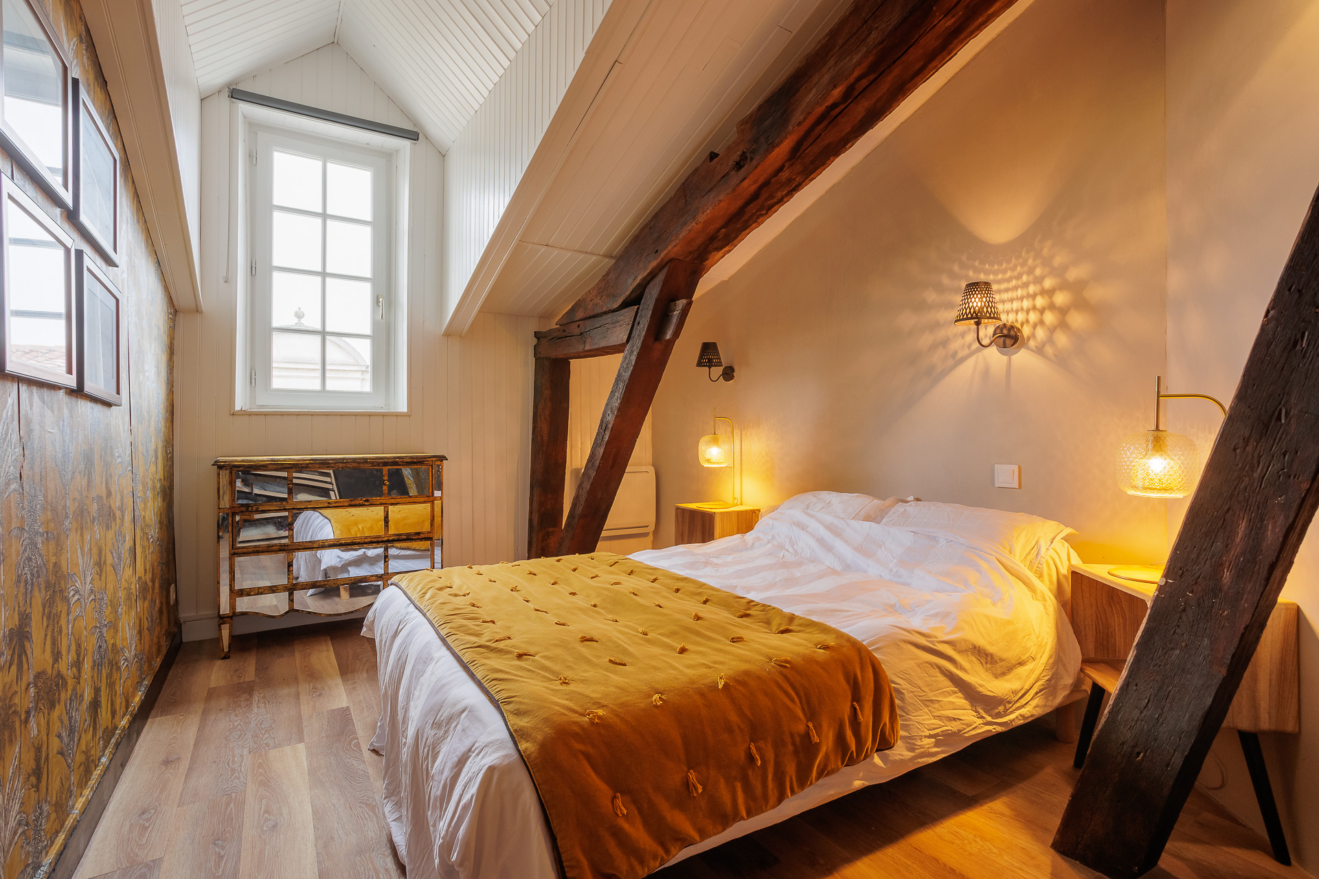 chambre avec poutres appartement La Rochelle en duplex décoration contemporaine Photo : © Koda.Production