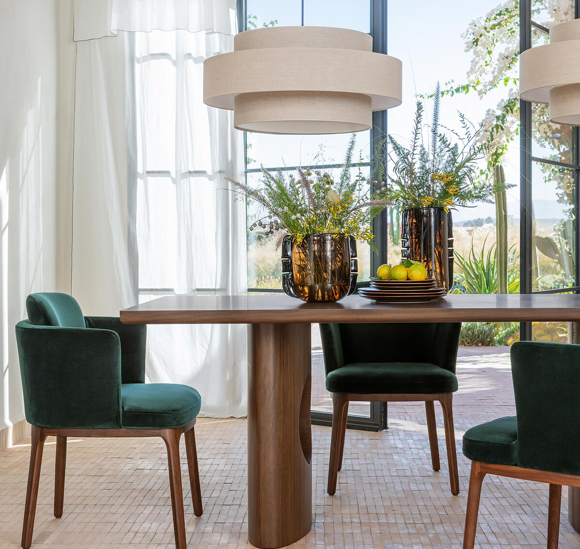 salle à manger table noyer fauteuil de table velours vert catalogue AM PM 2026 collection Patio Méditerranéen salle à manger table noyer fauteuil de table velours vert catalogue AM PM 2026 collection Patio Méditerranéen