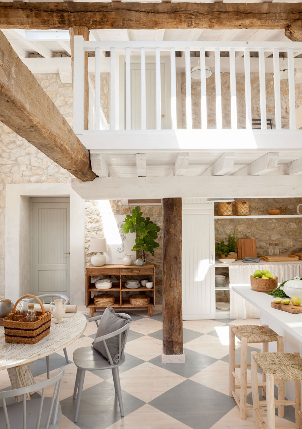 cuisine avec poutres et sol à damier décoration rustique chic maison rénovée Espagne