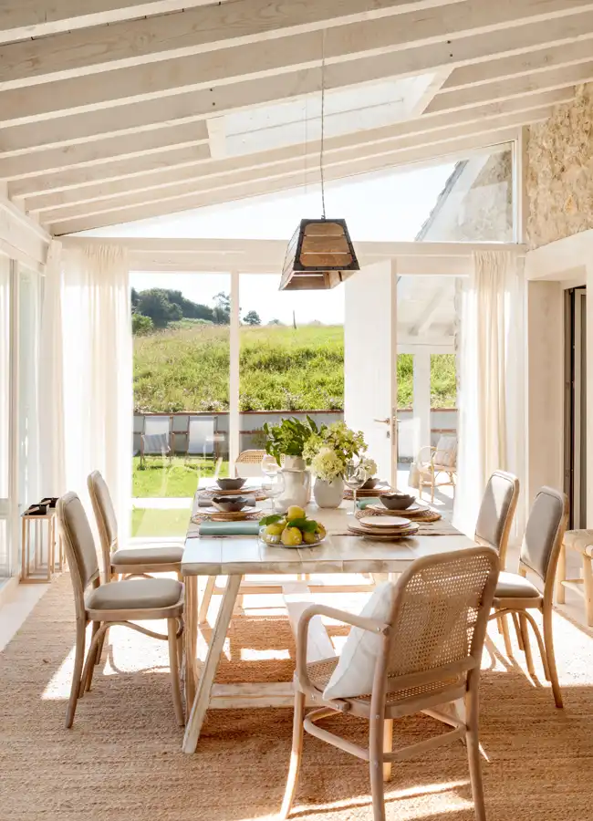 salle à manger avec poutres et mur de pierres décoration rustique chic maison rénovée Espagne