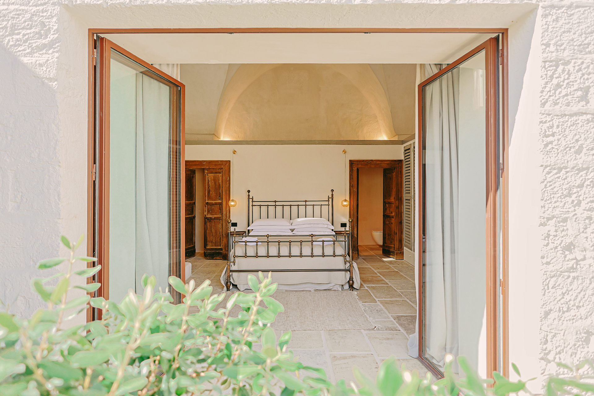 chambre masseria du 18e siècle rénovée Masseria Gemini Pouilles décoration contemporaine chambre masseria du 18e siècle rénovée Masseria Gemini Pouilles décoration contemporaine