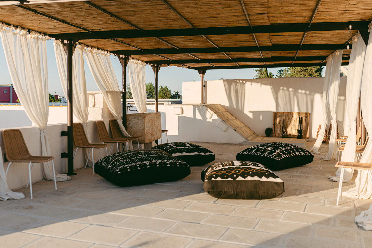 terrasse avec pergola métal et cannisses masseria du 18e siècle rénovée Masseria Gemini Pouilles terrasse avec pergola métal et cannisses masseria du 18e siècle rénovée Masseria Gemini Pouilles