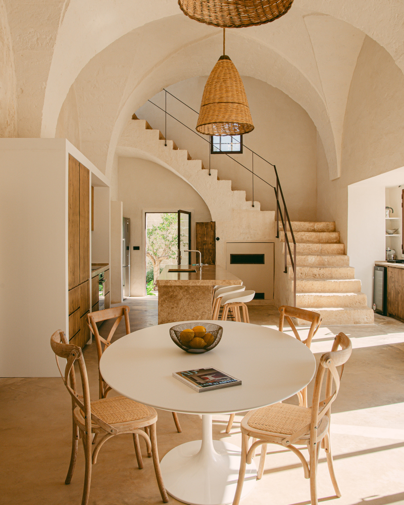 cuisine et salle à manger avec escalier pierre masseria du 18e siècle rénovée Masseria Gemini Pouilles décoration contemporaine cuisine et salle à manger avec escalier pierre masseria du 18e siècle rénovée Masseria Gemini Pouilles décoration contemporaine