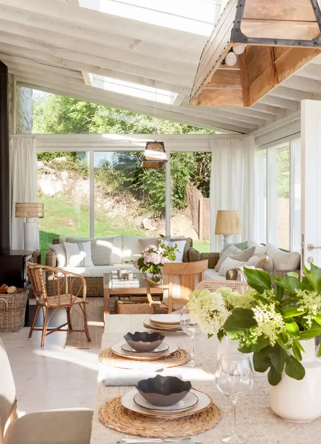 salon avec poutres dans véranda décoration rustique chic maison rénovée Espagne