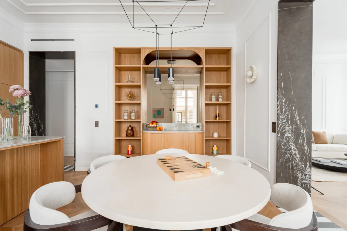 cuisine bois avec salle à manger décoration contemporaine en tons naturels appartement Madrid cuisine bois avec salle à manger décoration contemporaine en tons naturels appartement Madrid