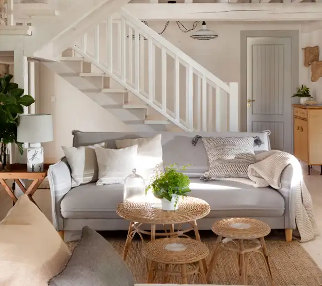 salon avec escalier décoration rustique chic maison rénovée Espagne