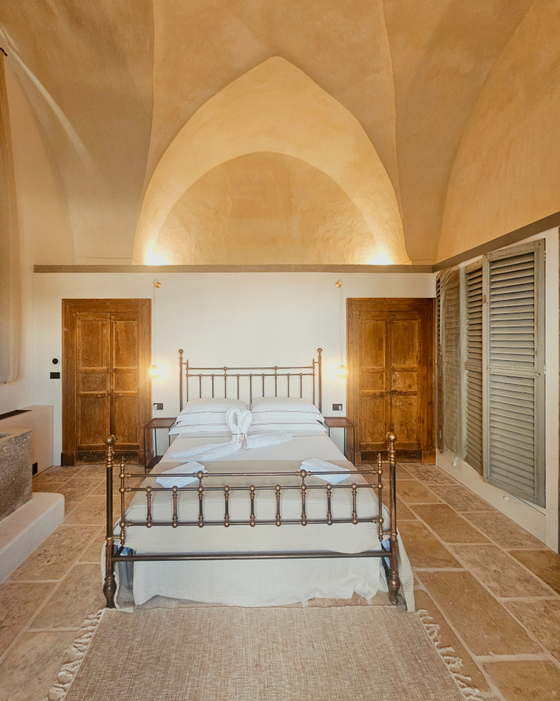 chambre masseria du 18e siècle rénovée Masseria Gemini Pouilles décoration contemporaine chambre masseria du 18e siècle rénovée Masseria Gemini Pouilles décoration contemporaine