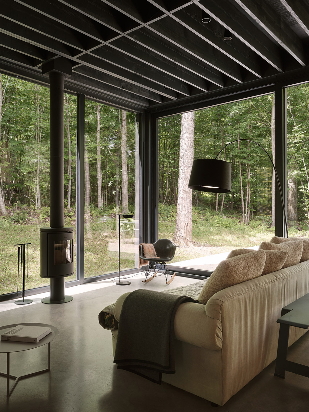 salon avec baies vitrées et poêle maison en bois contemporaine décoration design salon avec baies vitrées et poêle maison en bois contemporaine décoration design