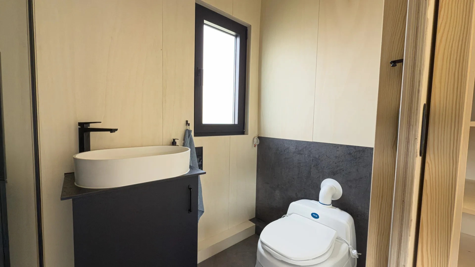 salle de bain mini maison mobile hors réseau Mobi Freedom de Mobi House salle de bain mini maison mobile hors réseau Mobi Freedom de Mobi House