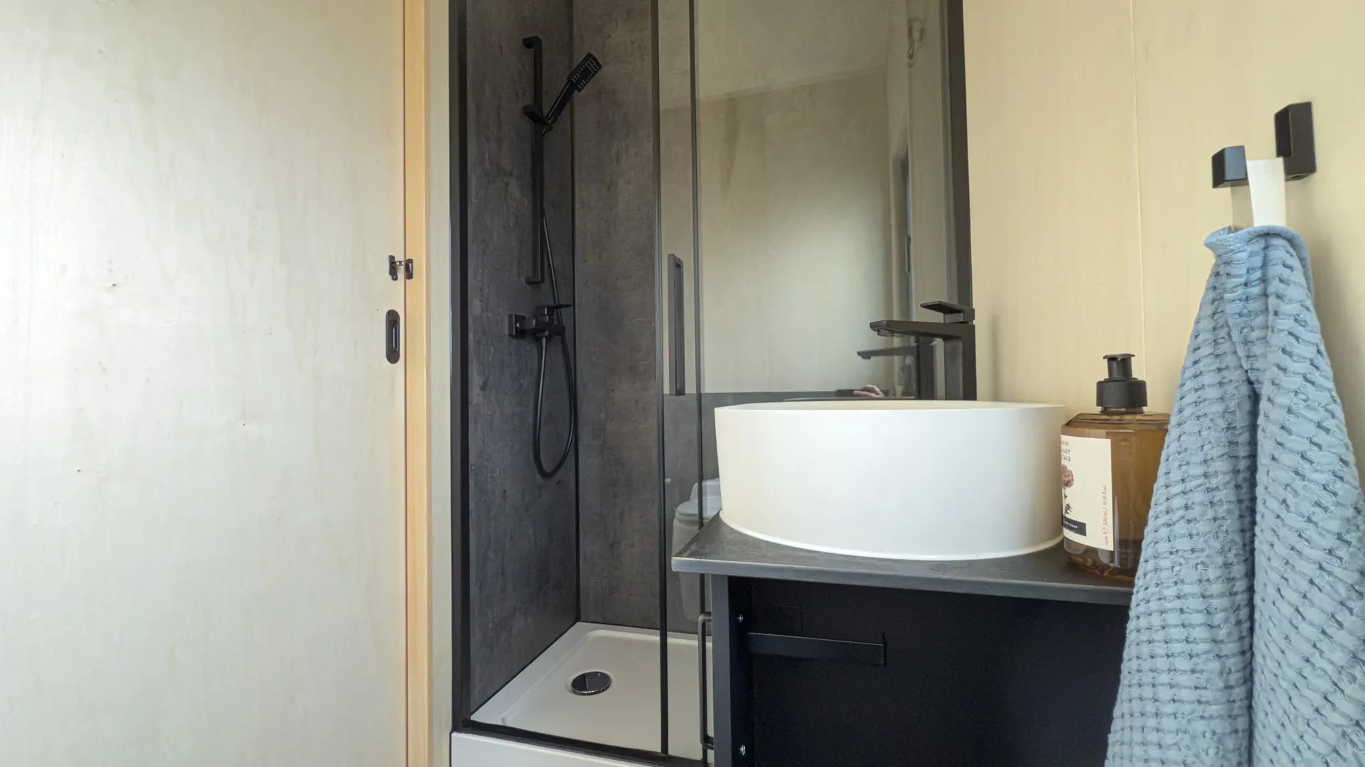 salle de bain mini maison mobile hors réseau Mobi Freedom de Mobi House salle de bain mini maison mobile hors réseau Mobi Freedom de Mobi House