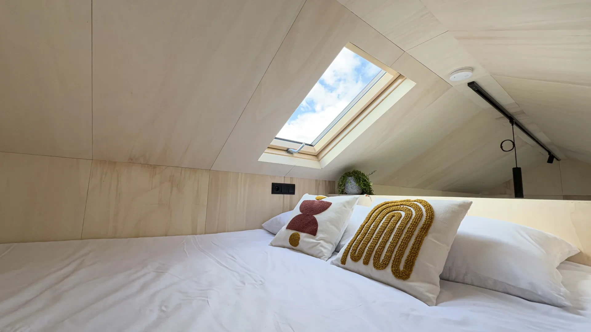 chambre loft mini maison mobile hors réseau Mobi Freedom de Mobi House chambre loft mini maison mobile hors réseau Mobi Freedom de Mobi House