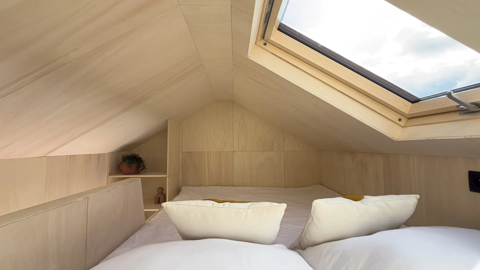 chambre loft mini maison mobile hors réseau Mobi Freedom de Mobi House chambre loft mini maison mobile hors réseau Mobi Freedom de Mobi House