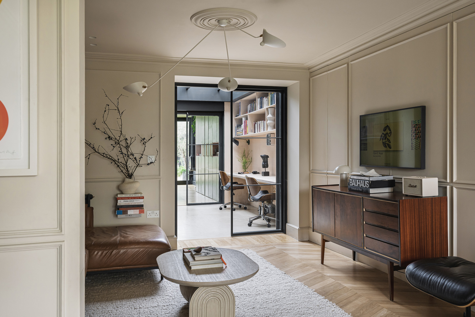 salon canapé cuir fauve décoration contemporaine dans maison accolée familiale rénovée en Angleterre