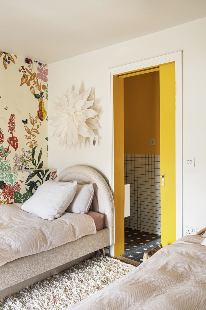chambre enfant avec papier-peint décoration contemporaine dans maison accolée familiale rénovée en Angleterre