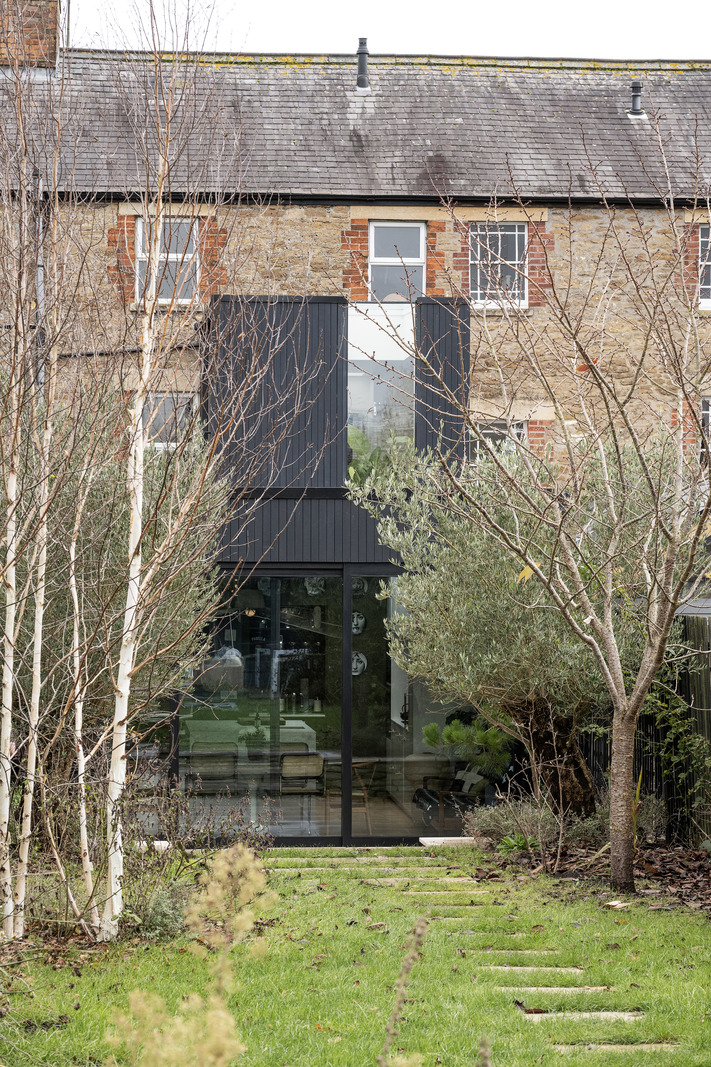 maison accolée familiale rénovée et agrandie sur jardin arrière en Angleterre