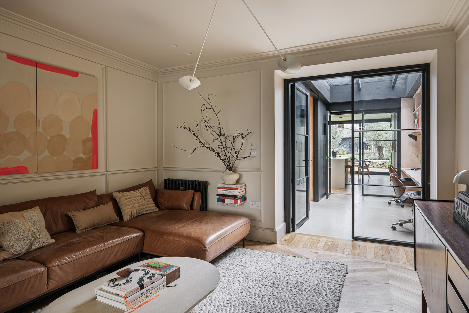 salon canapé cuir fauve décoration contemporaine dans maison accolée familiale rénovée en Angleterre