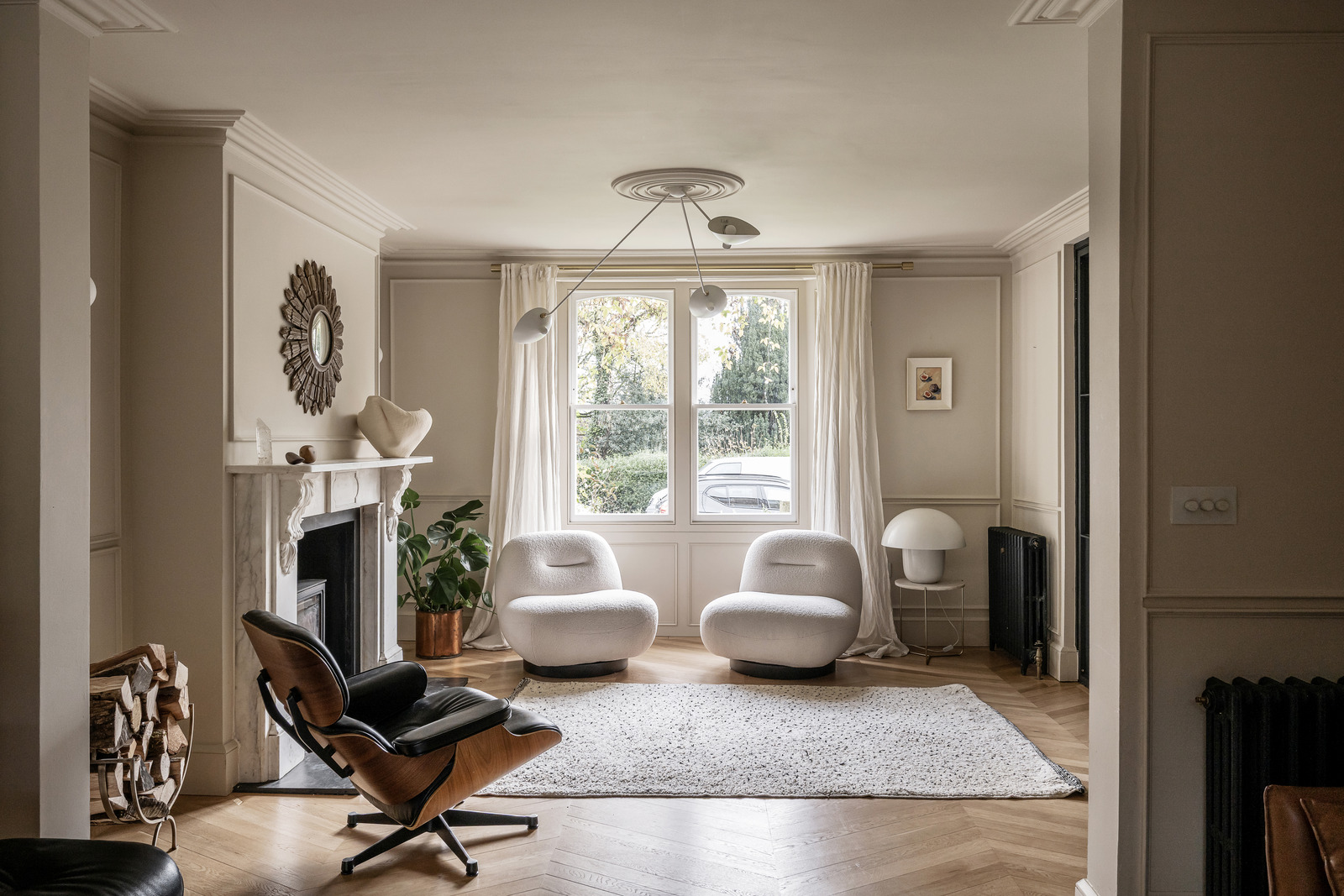 salon avec cheminée décoration contemporaine dans maison accolée familiale rénovée en Angleterre