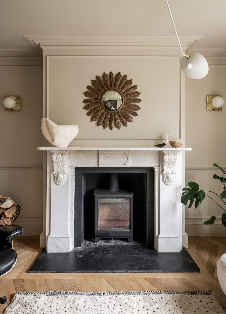 salon avec cheminée décoration contemporaine dans maison accolée familiale rénovée en Angleterre