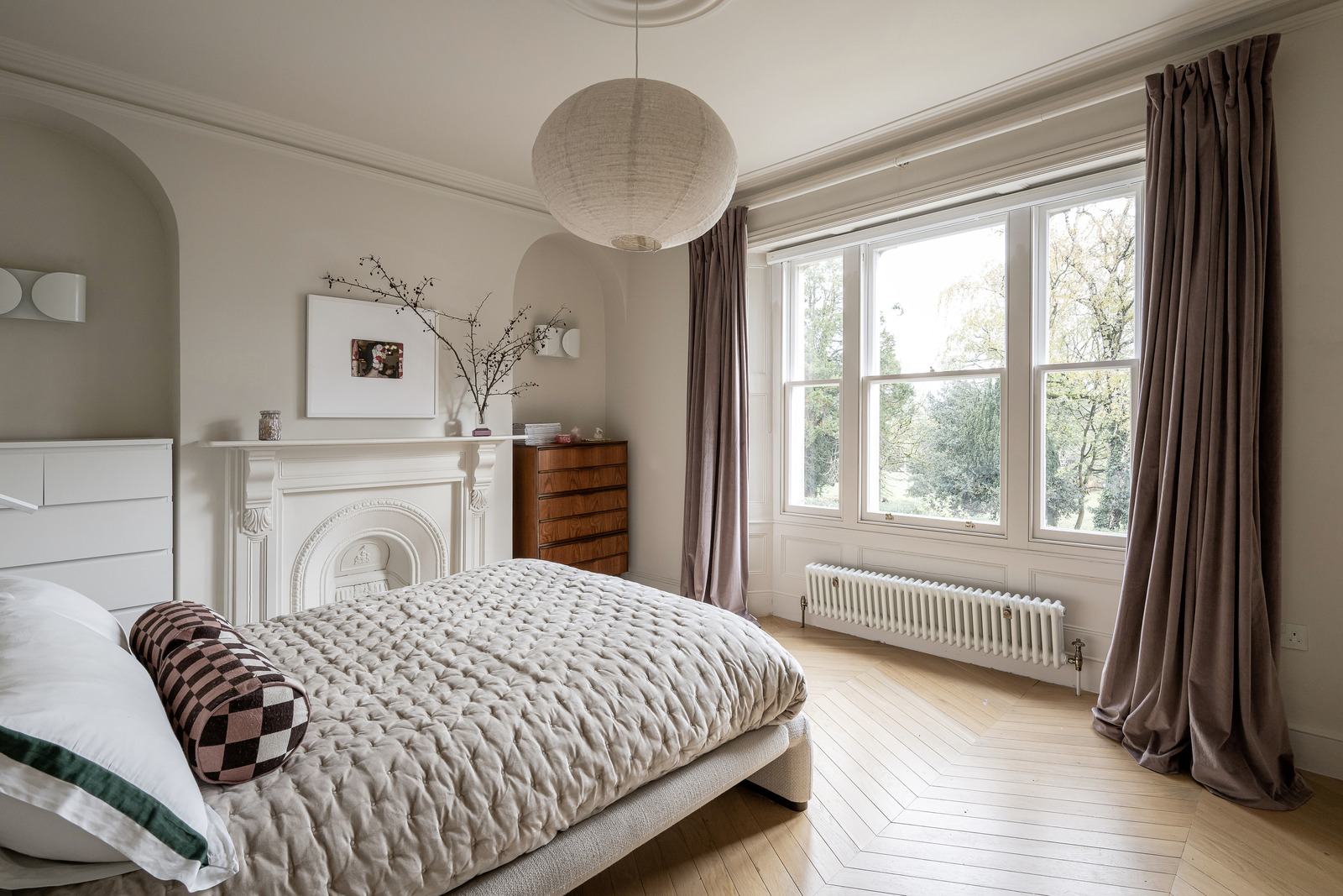 chambre avec cheminée décoration contemporaine dans maison accolée familiale rénovée en Angleterre