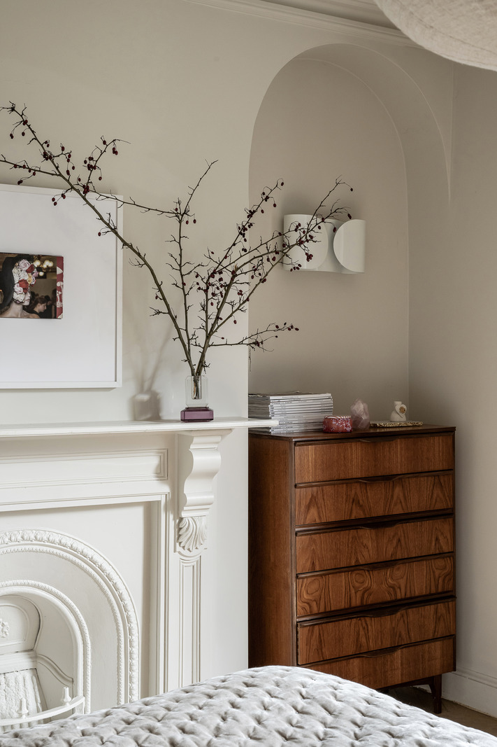 chambre avec cheminée décoration contemporaine dans maison accolée familiale rénovée en Angleterre
