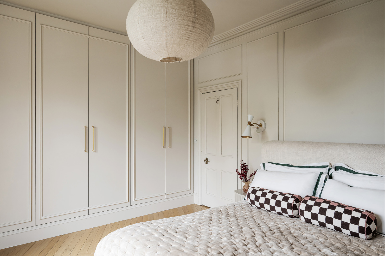 chambre avec placard décoration contemporaine dans maison accolée familiale rénovée en Angleterre