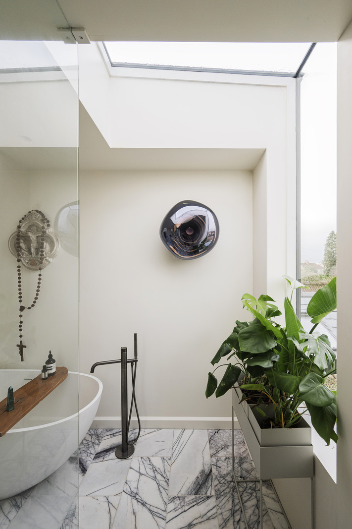 salle de bain design marbre blanc décoration contemporaine dans maison accolée familiale rénovée en Angleterre