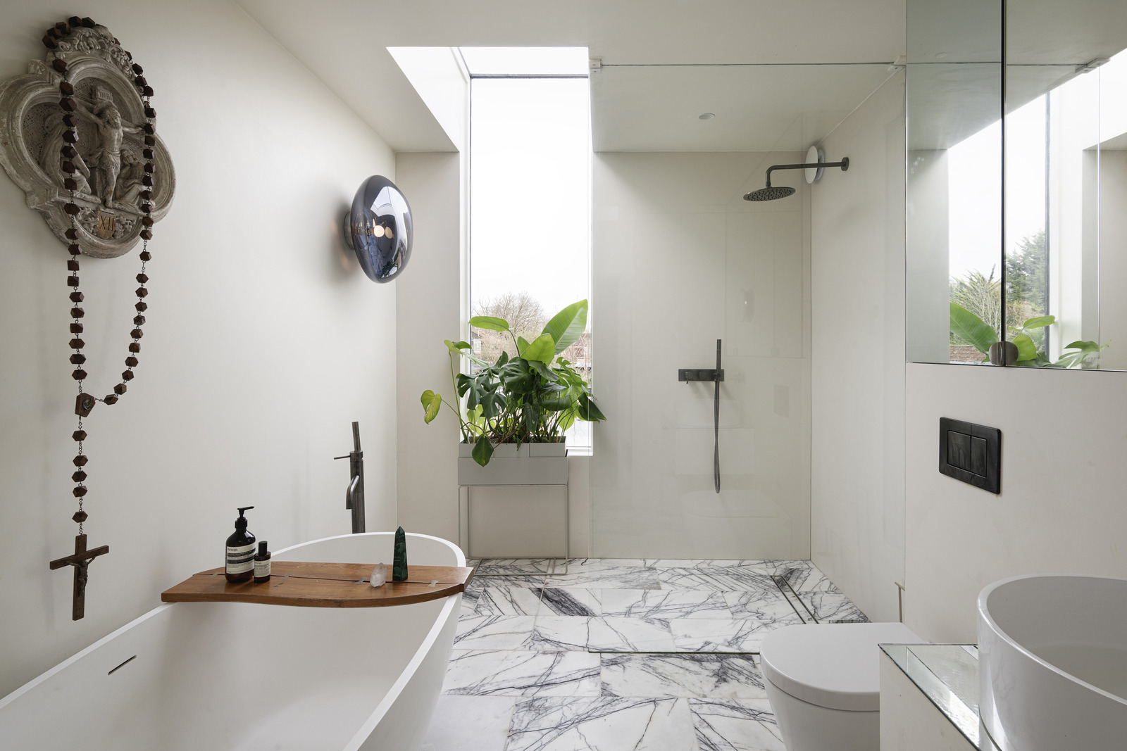 salle de bain design marbre blanc décoration contemporaine dans maison accolée familiale rénovée en Angleterre