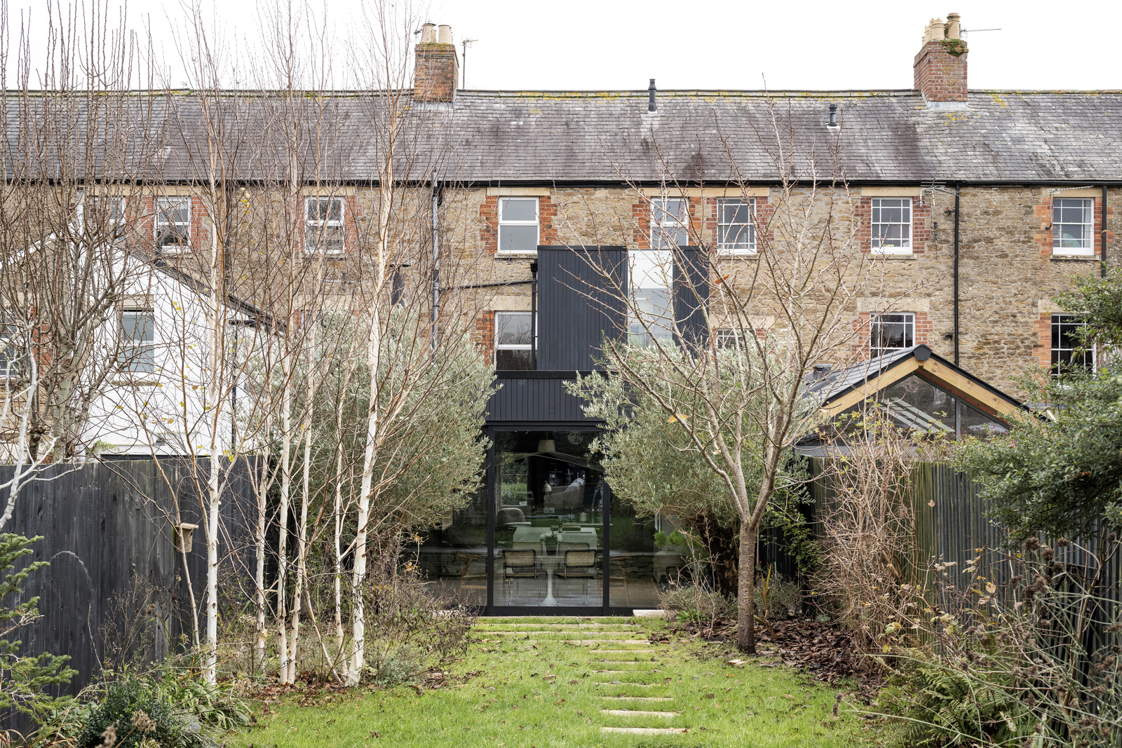 maison accolée familiale rénovée et agrandie sur jardin arrière en Angleterre