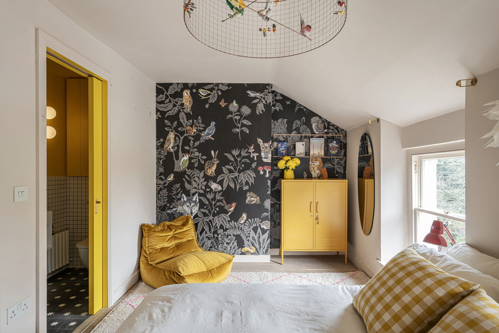 chambre avec papier-peint décoration contemporaine dans maison accolée familiale rénovée en Angleterre