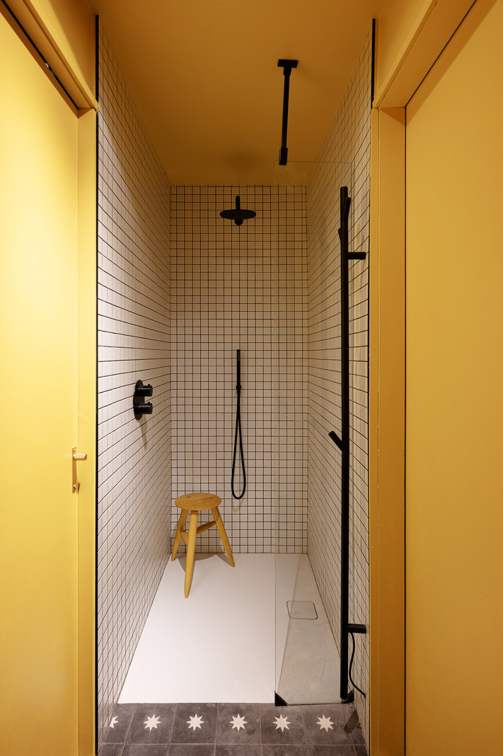 salle de bain jaune décoration contemporaine dans maison accolée familiale rénovée en Angleterre