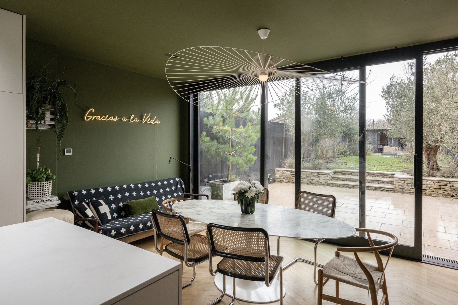 cuisine mur vert décoration contemporaine dans maison accolée familiale rénovée en Angleterre