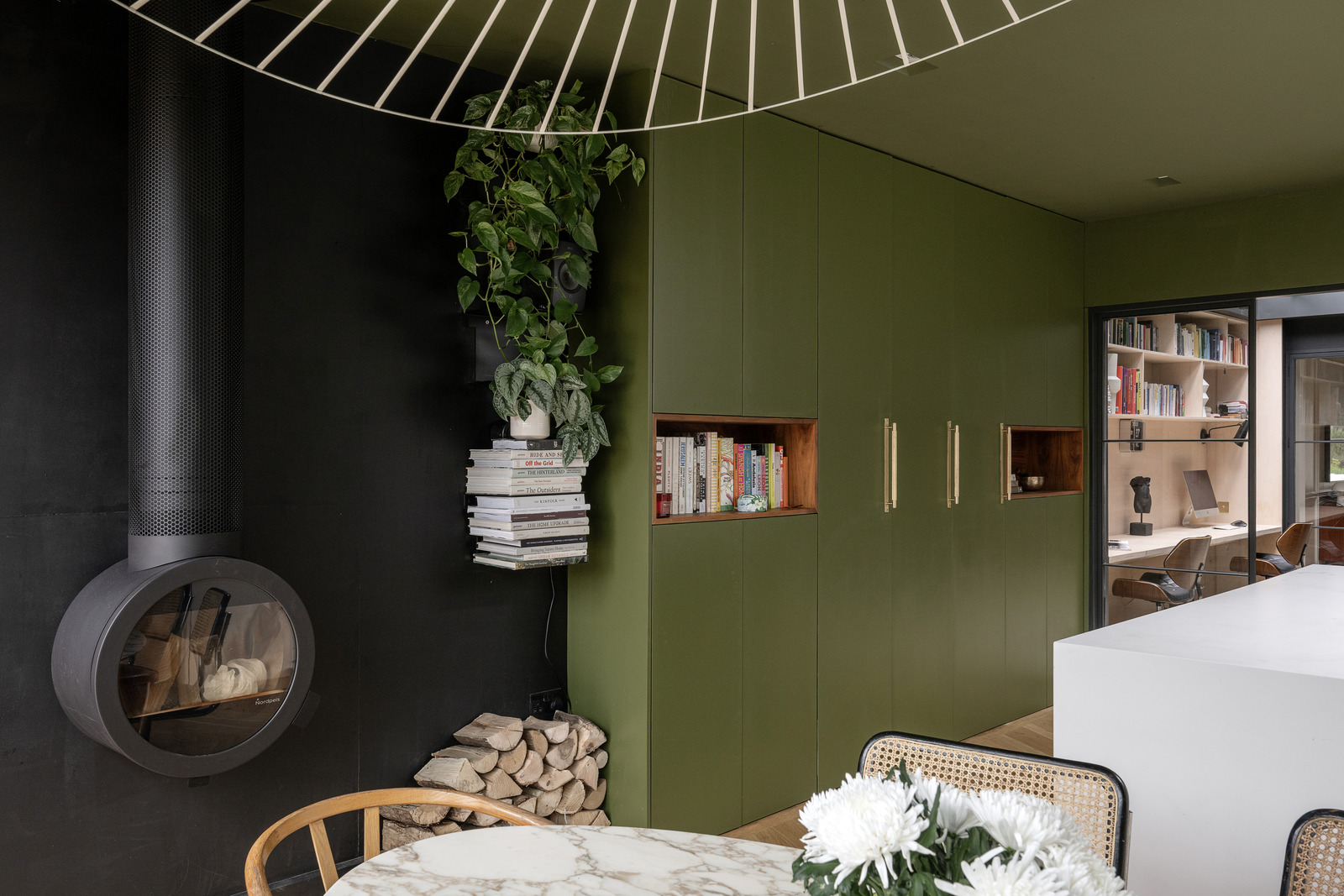 cuisine mur vert décoration contemporaine dans maison accolée familiale rénovée en Angleterre