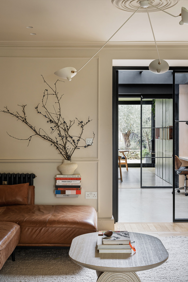 salon canapé cuir fauve décoration contemporaine dans maison accolée familiale rénovée en Angleterre