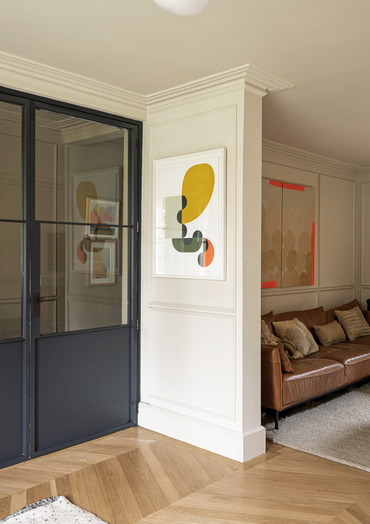 salon canapé cuir fauve décoration contemporaine dans maison accolée familiale rénovée en Angleterre
