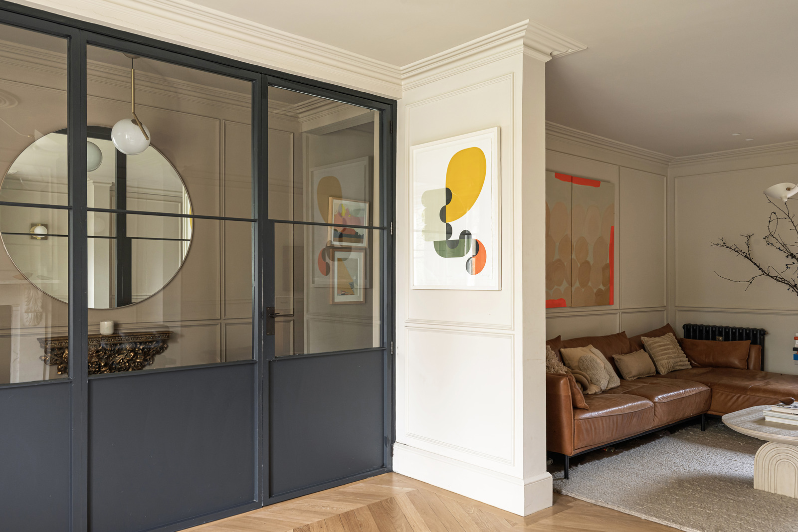 salon canapé cuir fauve décoration contemporaine dans maison accolée familiale rénovée en Angleterre