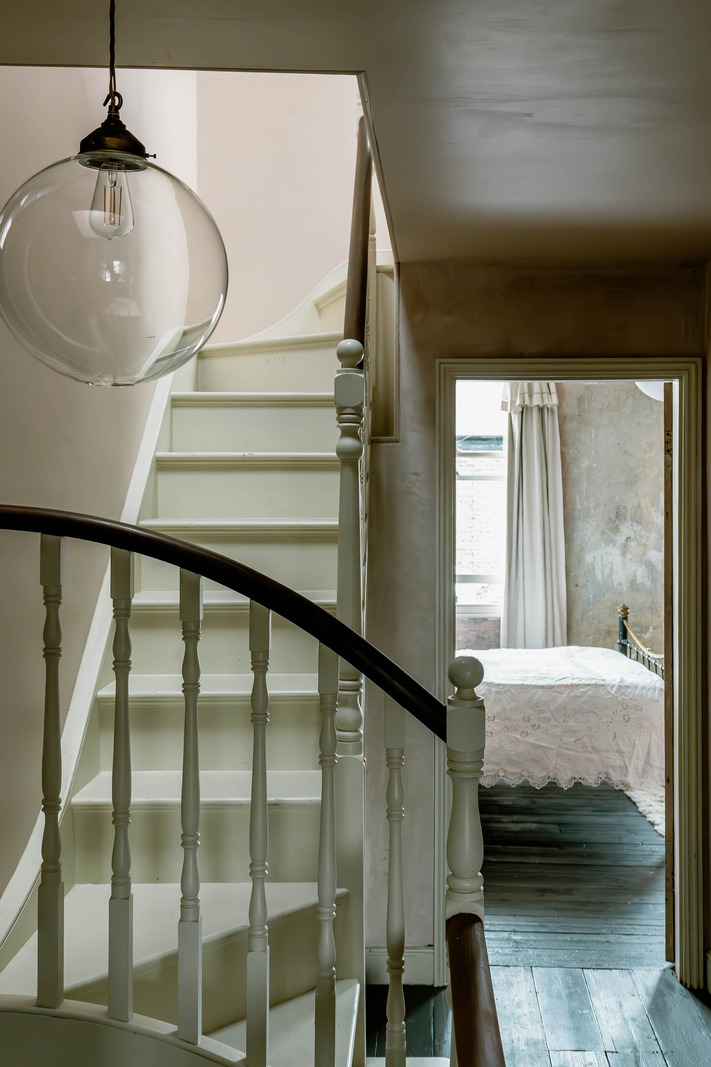 escalier ancien en bois peint