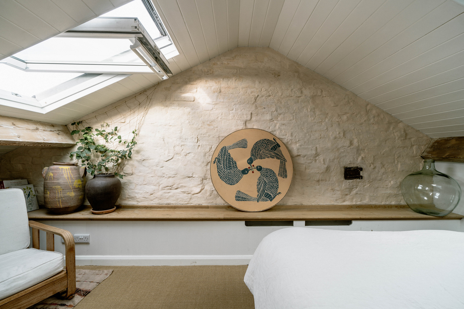 chambre mansardée murs enduits décoration rustique maison rénovée