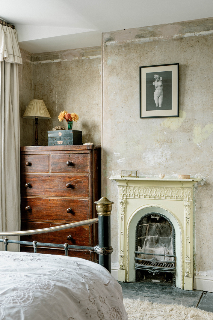 chambre avec cheminée victorienne murs enduits décoration rustique maison rénovée