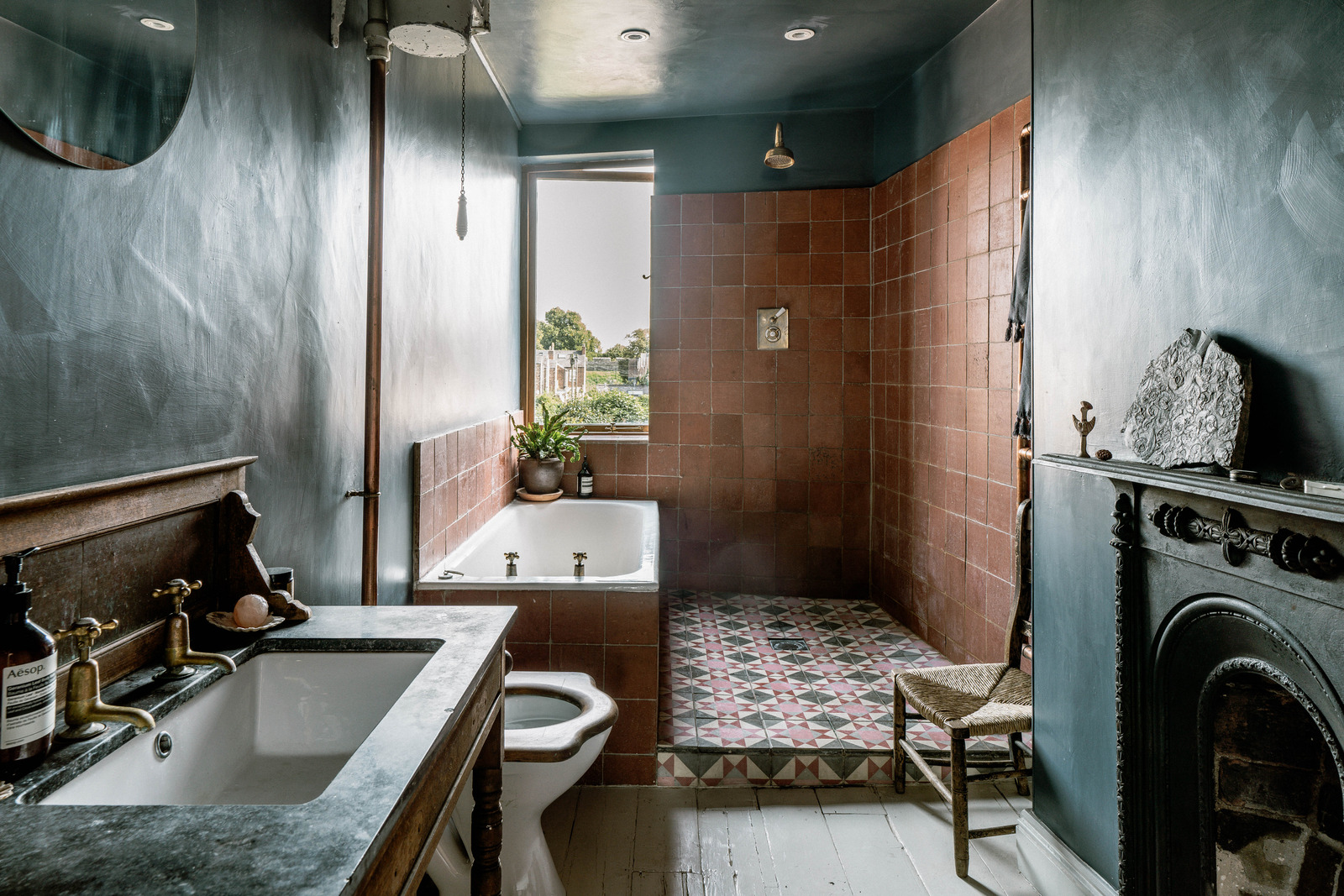 salle de bain carrelage espagnol en terre cuite murs enduits décoration rustique maison rénovée
