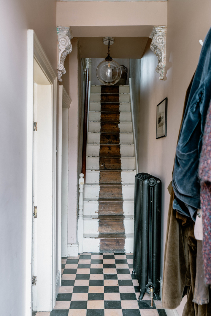 entrée avec escalier ancien en bois et sol damier murs enduits décoration rustique maison rénovée